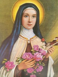 2919 - Santa Teresinha com crucifico e flores